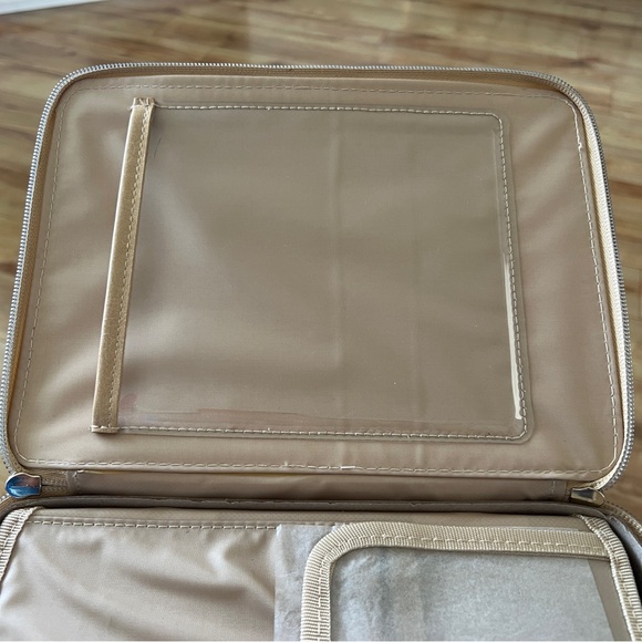 BEIS MAKEUP CASE BARELY USED - Picture 9 of 10